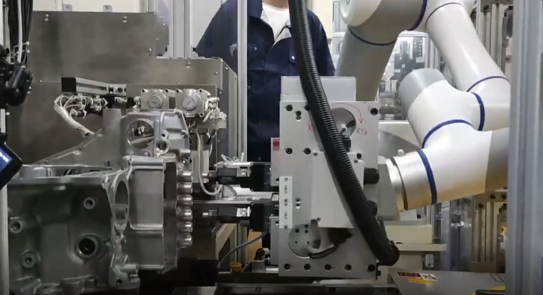 CR系列協作機器人,CR3,CR5,CR7,CR10,CR12,CR16,CR20A,協作機械臂,六軸機器人,焊接機器人,碼垛機器人,上下料機器人,裝配機器人、發動機變速箱螺絲鎖附